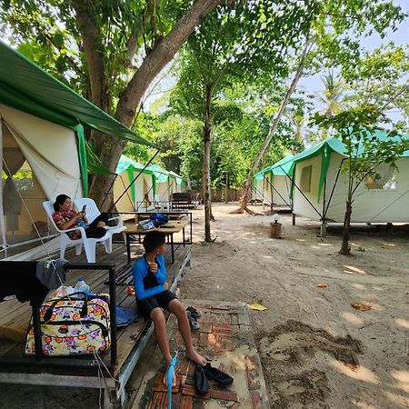 Koh Ngai Camping Restaurant @ Bar Bagian luar foto