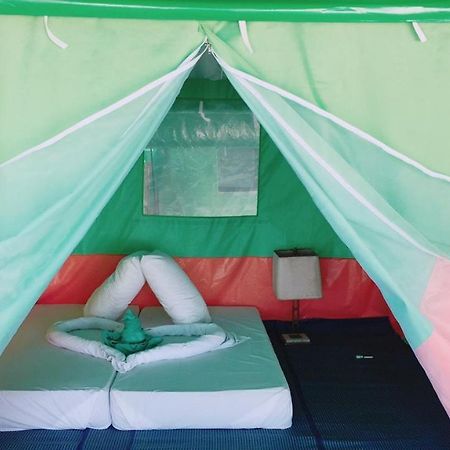 Koh Ngai Camping Restaurant @ Bar Bagian luar foto