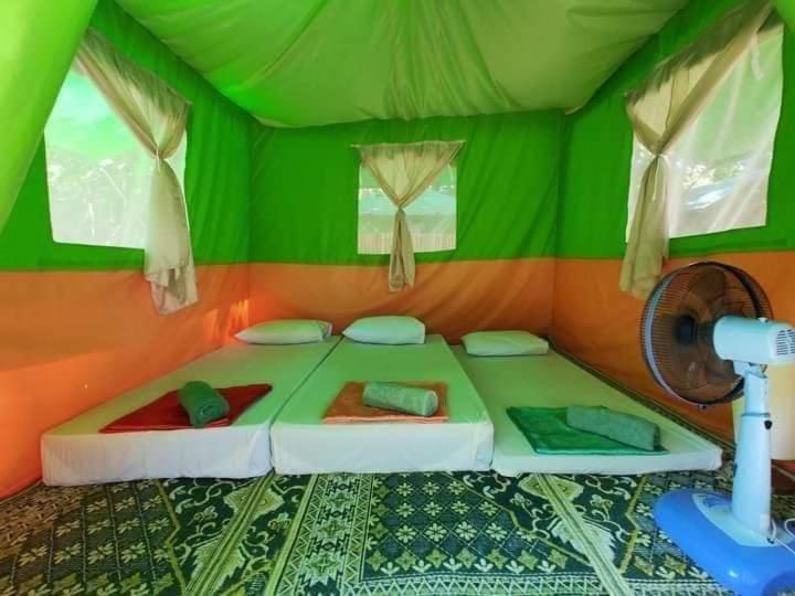 Koh Ngai Camping Restaurant @ Bar Bagian luar foto