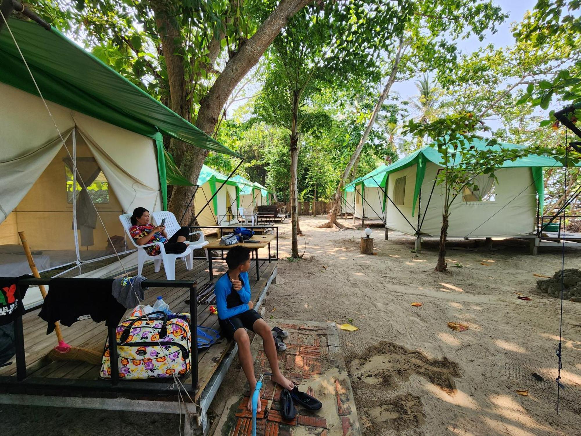 Koh Ngai Camping Restaurant @ Bar Bagian luar foto