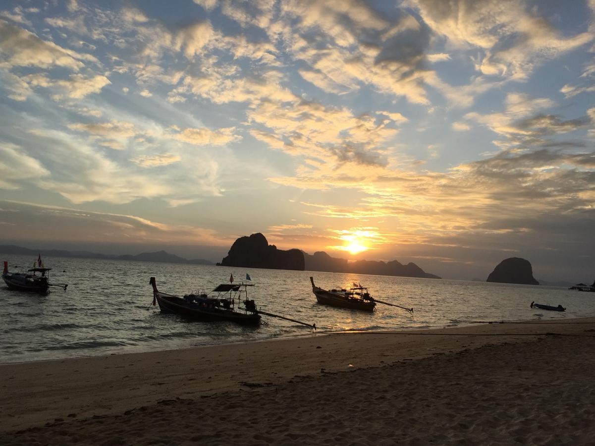 Koh Ngai Camping Restaurant @ Bar Bagian luar foto